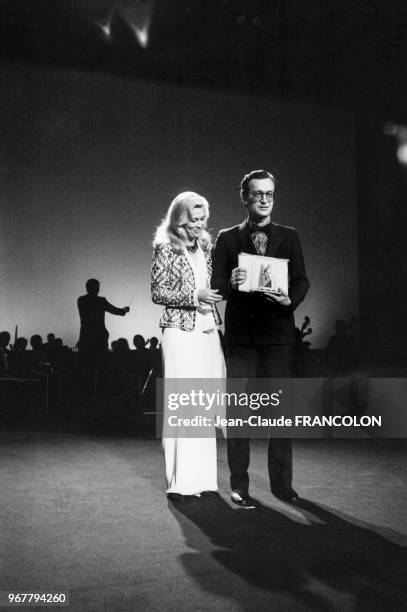 Portrait de l'actrice Faye Dunaway et du réalisateur Wim Wenders recevant la Palme d'Or pour son film 'Paris-Texas' au Festival de Cannes le 23 mai...