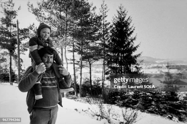 Portrait de Bernard Laroche de retour chez lui dans les Vosges en compagnie de sa femme et de son fils après avoir été relaxé et disculpé dans...