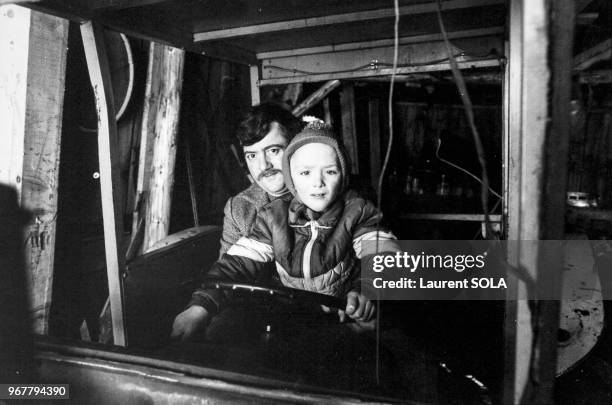 Portrait de Bernard Laroche de retour chez lui dans les Vosges en compagnie de son fils après avoir été relaxé et disculpé dans l'affaire du petit...