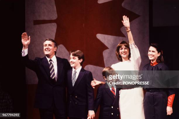 Brian Mulroney fête sa victoire dans l'élection fédérale canadienne en compagnie de sa femme Mila et ses enfants Ben, Mark et Caroline le 21 novembre...