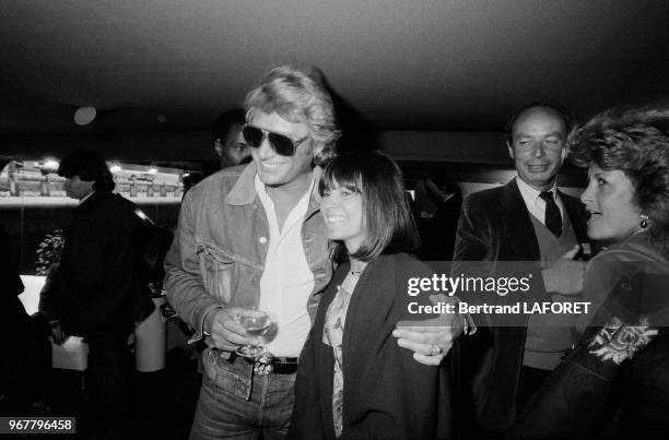 Johnny Hallyday et Chantal Goya lors d'une soirée le 27 avril 1982 à Paris, France.