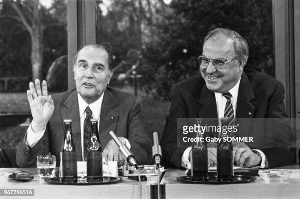 Portrait du président français François Mitterrand et du chancelier ouest-allemand Helmut Kohl lors d'un sommet franco-allemand le 25 novembre 1983 à...