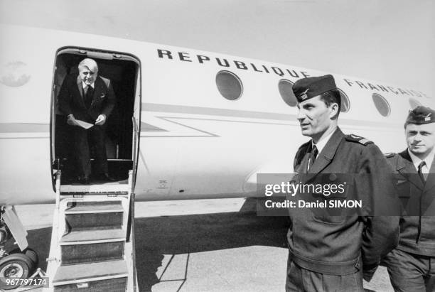 Robert Boulin descend de l'avion qui l'emmène à Deauville pour une conférence des directeurs départementaux des prix le 13 mai 1977, France.