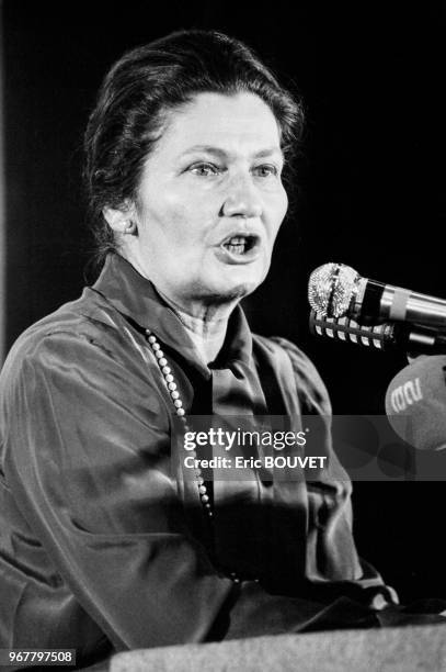 Portrait de Simone Veil participant à un déîner-débat au Palais des Congrès le 22 mars 1984 à Paris, France.