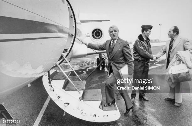 Robert Boulin monte dans l'avion qui l'emmène à Deauville pour une conférence des directeurs départementaux des prix le 13 mai 1977, France.