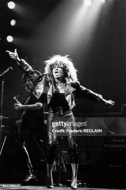 Portrait de la chanteuse américaine Tina Turner en concert au Zénith le 28 mars 1985 à Paris, France.