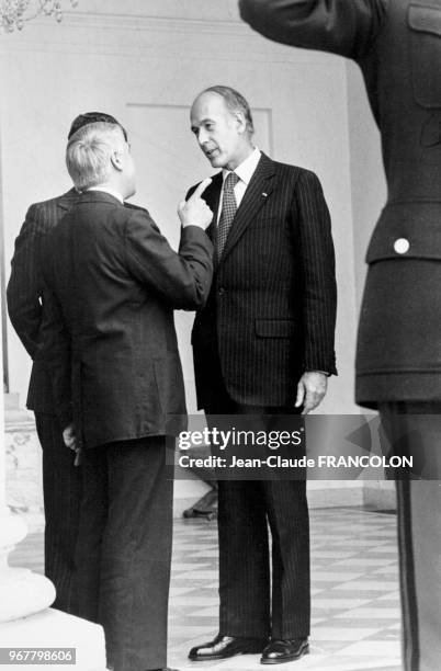 Le président de la République Valéry Giscard d'Estaing en compagnie de Pierre Boulin sur le péron du Palais de l'Elysée à Paris le 24 juin 1977,...