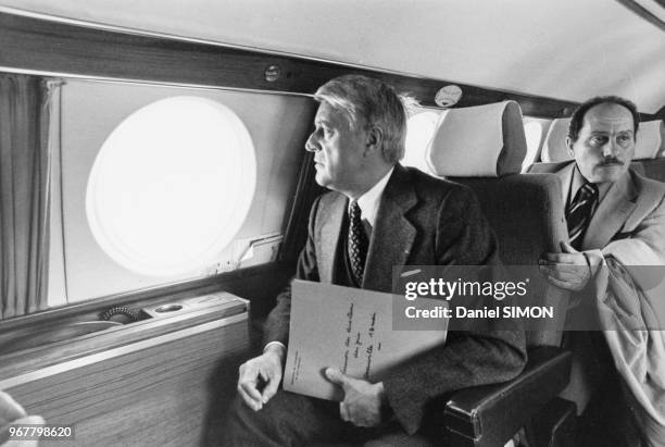 Robert Boulin dans l'avion qui l'emmène à Deauville pour une conférence des directeurs départementaux des prix le 13 mai 1977, France.