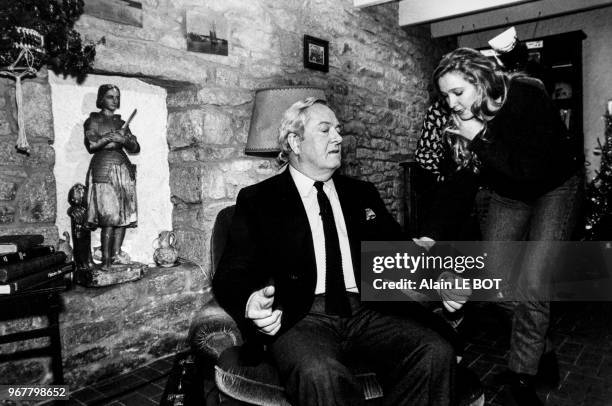Portrait de Jean-Marie Le Pen, président du Front National, invité de l'émission 'Question à domicile' en direct de chez lui avec sa fille Marine...