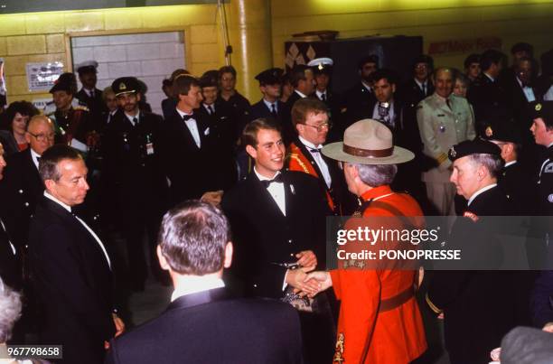 Le prince Edward serre la main d'un agent de la police montée lors de sa visite le 28 juin 1987 à Halifax, Canada.