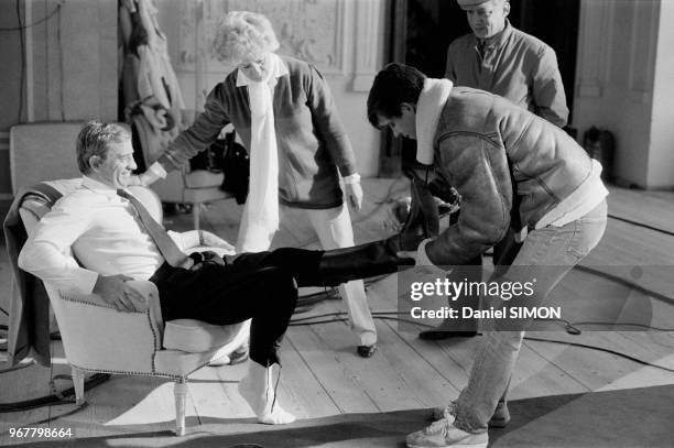 Paul Belmondo retire les bottes de son père Jean-Paul Belmondol lors du tournage du film 'L'As des as' réalisé par Gérard Oury le 30 avril 1982 à...