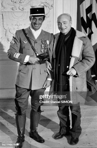 Jean-Paul Belmondo et le réalisateur Gérard Oury lors du tournage du film 'L'As des as' réalisé par Gérard Oury le 30 avril 1982 à Munich, Allemagne.