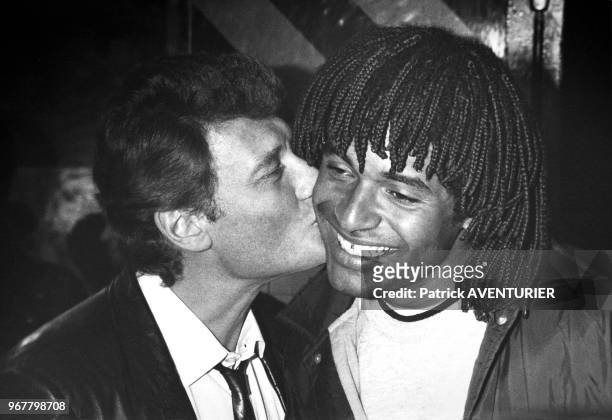 Johnny Hallyday embrasse Yannick Noah à l'Olympia à Paris le 13 avril 1983, France.