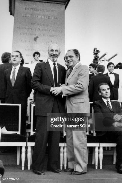 Portrait de Francois de Grossouvre, industriel et conseiller politique, et du Premier ministre Pierre Mauroy lors du défilé naval le 14 juillet 1982...