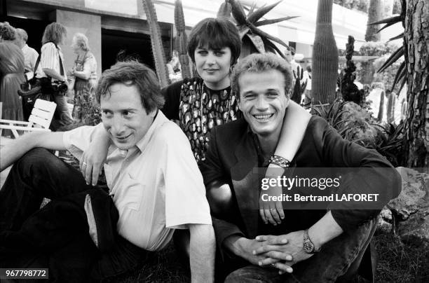 Laurent Malet avec l'actrice Nina Scott et le réalisateur Peter Del Monte au Festival de Cannes le 18 mai 1982, France.