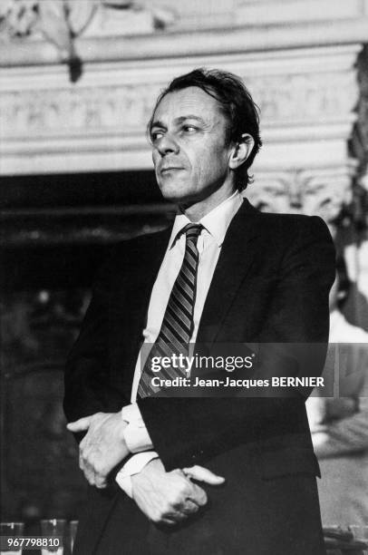 Portrait de Michel Rocard, ministre de l'Aménagement du Territoire, lors de la signature d'un contrat de solidarité le 18 décembre 1981 à Niort,...