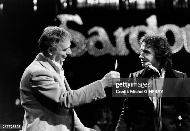 Yves Montand et Michel Sardou lors d'une émission de télévision à Paris le 19 février 1980, France.