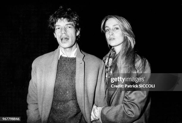 Portrait du chanteur britannique Mick Jagger et de la mannequin Jerry Hall le 21 novembre 1982 à Paris, France.