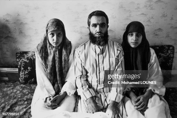 Leila et Fatima en compagnie de leur père vont étudier à la maison après que le directeur de leur lycée laur ai interdit de porter le tchador en...