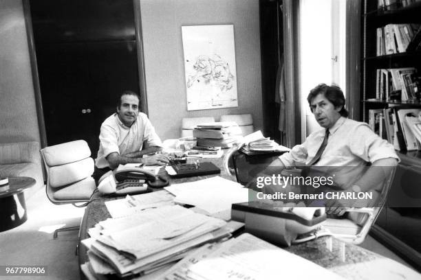 Jean-Pierre Elkabach dans le bureau de Phlippe Gildas à Europe 1 à Paris le 13 septembre 1982, France.