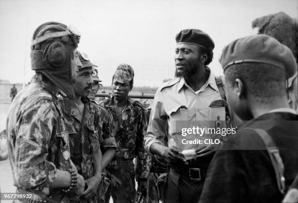 Des Angolais blancs, engagés par l'UNITA, Union Nationale pour l'Indépendance Totale de l'Angola, rencontrent des officiers du Front National de...