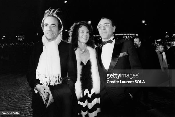Jean-Pierre Elkabach, Nicole Avril et Yves Mourousi lors de la 1ère de la Traviata à Paris le 22 février 1983, France.