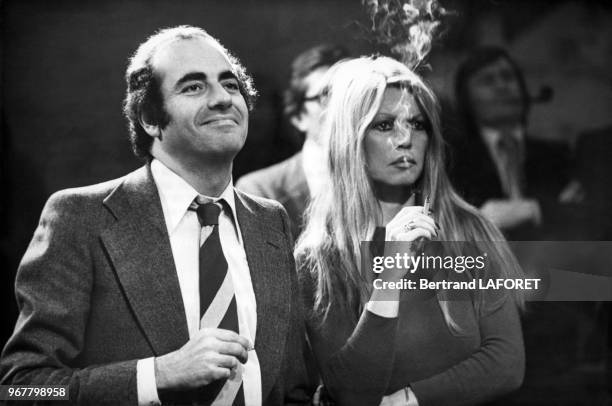 Jean-Pierre Elkabach et Brigitte Bardot sur Antenne 2 lors de l'affaire des bébés phoques, Paris le 22 mars 1977, France.