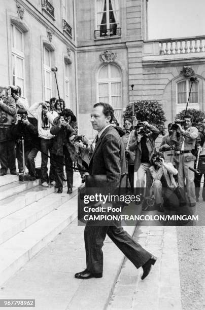 Portrait de Jacques Delors, ministre de l'Economie et des Finances, arrivant à l'Elysée pour un conseil des ministres le 27 mai 1981 à Paris, France.
