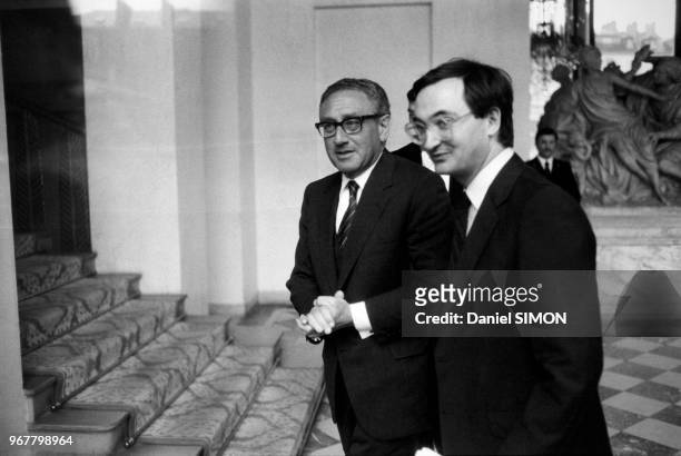 Jacques Attali accueille Henry Kissinger au Palais de l'Elysée à Paris le 16 juin 1982, France.