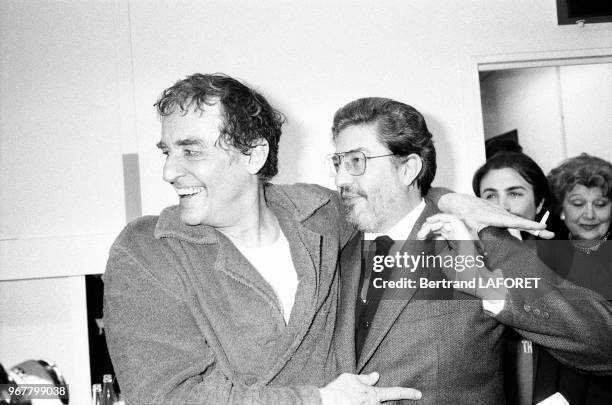 Vittorio Gassman dans sa loge avec le metteur en scène Ettore Scola et à droite l'actrice Edwige Feuillère le 20 avril 1983 à Paris, France.