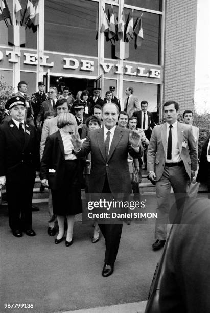 François Mitterrand s'approche de la foule lors de son déplacement dans le département du Nord le 26 avril 1983, France.