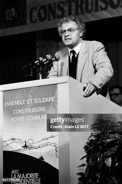 Lionel Jospin lors d'un meeting électoral le 15 février 1983 à Nantes, France.