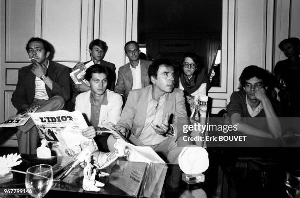 Jean-Edern Hallier donne une conférence de presse lors du lancement du journal 'L'idiot International' à Paris le 24 juillet 1984, France.