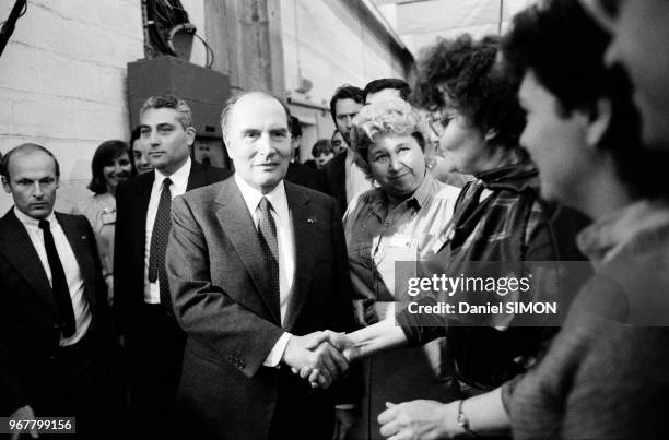 François Mitterrand serre des mains lors de son déplacement dans la région Nord-Pas-de-Calais le 25 avril 1983, France.