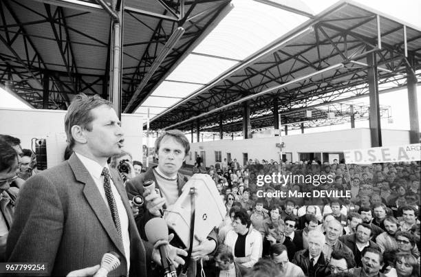 Le président de la FNSEA François Guillaume s'adresse aux agriculteurs manifestant à la frontière luxembourgeoise le 28 avril 1983, France.