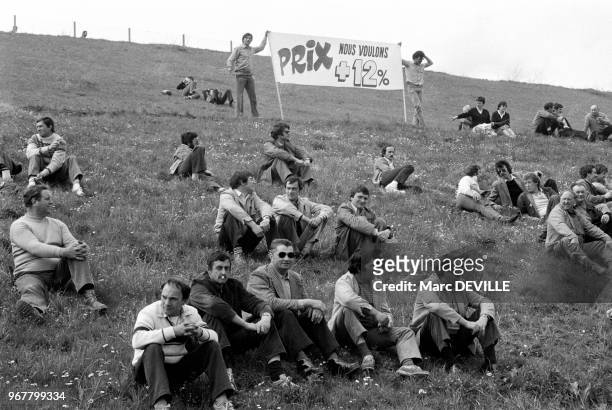Des agriculteurs de la FNSEA assis dans l'herbe lors d'une manifestation à la frontière luxembourgeoise le 28 avril 1983, France.