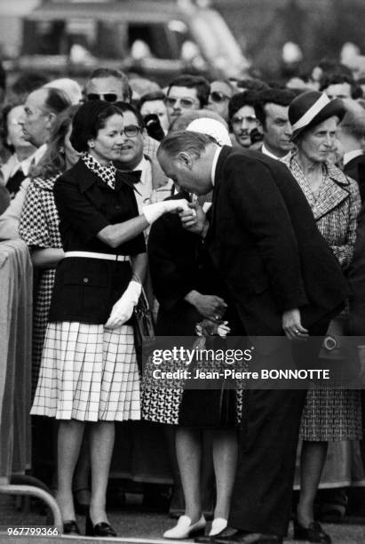 Portrait d'Anne-Aymone Giscard d'Estaing, tendant sa main à baiser à un homme politique lors des cérémonies du 18 juin au Mont-Valérien le 18 juin...