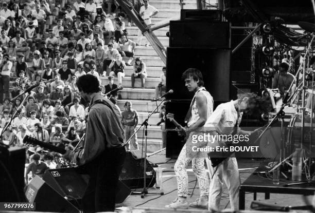 Portrait du groupe de rock français Téléphone lors d'un concert dans le cadre d'un festival de rock sur l'Acropole le 27 juillet 1985 à Athènes,...