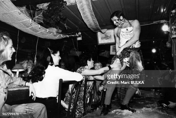 Strip-teaseur dans une boîte de nuit, le 'Dépôt-Vente' le 17 mars 1982 à Neuilly-sur-Seine, France.