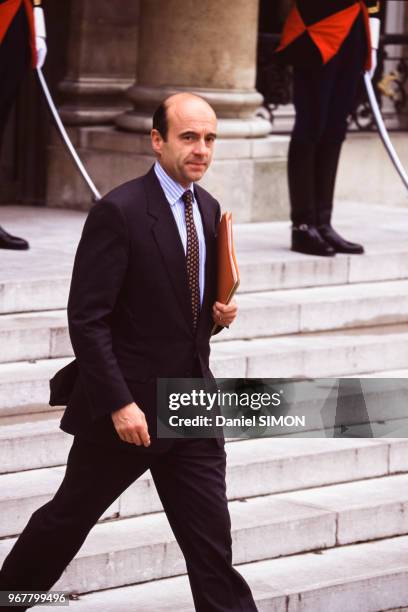 Alain Juppé descend les marches du palais de l'Elysée le 18 mai 1995 à Paris, France.