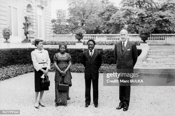 Portrait d'Anne-Aymone Giscard d'Estaing, Patience Dabany et de leurs époux Omar Bongo, président du Gabon et Valéry Giscard d'Estaing, président de...