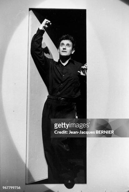 Portrait du comédien Francis Huster dans le rôle d'Hamlet au théâtre Antoine le 13 janvier 1984 à Paris, France.