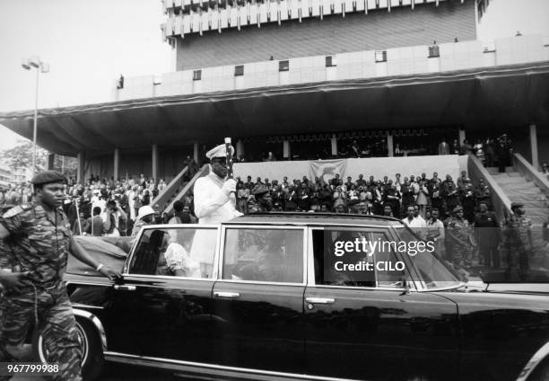 Mobutu Sese Seko, promu Maréchal, parade dans les rues de Kinshasa avec sa nouvelle tenue et son baton, Kinshasa le 20 mai 1983, Zaire.