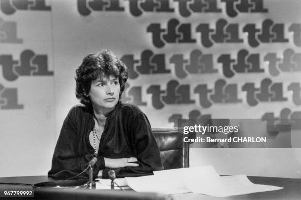 Portrait de la journaliste Michèle Cotta, nommée présidente de la Haute Autorité de l'Audiovisuel par le président Mitterrand, répond aux questions...