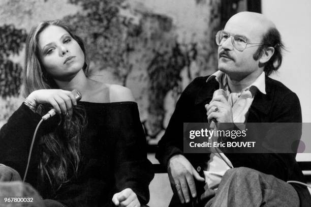 Portrait de l'actrice italienne Ornella Muti et du réalisateur allemand Volker Schlöndorff sur le plateau de l'émission de variétés 'Champions' le 26...