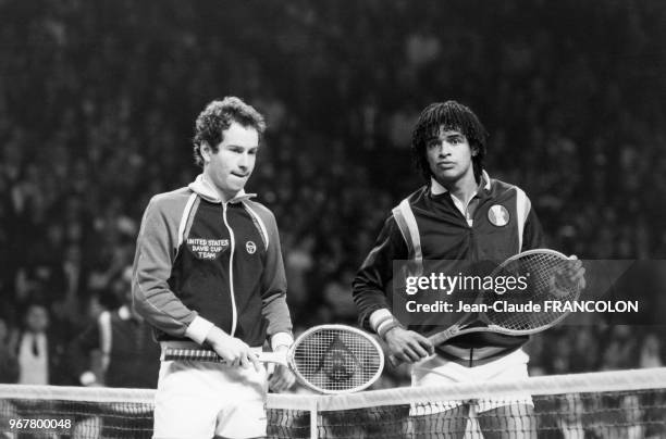 Yannick Noah et John McEnroe lors de la Coupe Davis à Grenoble le 26 novembre 1982, France.