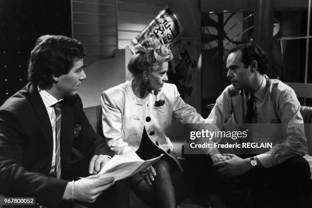 Portrait de l'actrice Jeanne Moreau et des animateurs Jérôme Garcin et Frédéric Mitterrand sur le plateau de l'émission de télévision 'Permission de...