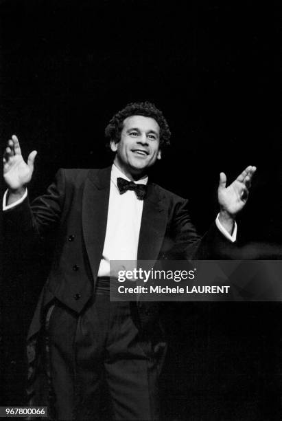 Portrait du comédien Francis Perrin pour la répétition générale de son spectacle au Théâtre du Gymnase le 23 septembre 1986 à Paris, France.
