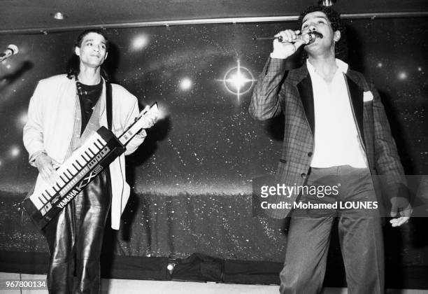 Portrait des chanteurs algériens Safy Boutella et de Cheb Khaled lors du lancement du magazine 'Dunes' le 24 mai 1988.