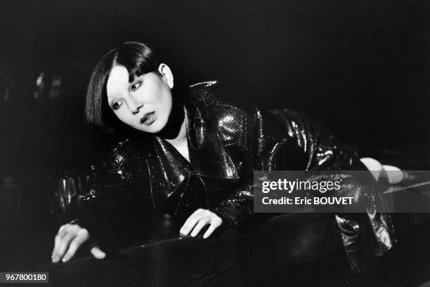 Portrait de la chanteuse japonaise Megumi Satsu, au look gothique punk, en concert au Bataclan le 23 octobre 1984 à Paris, France.